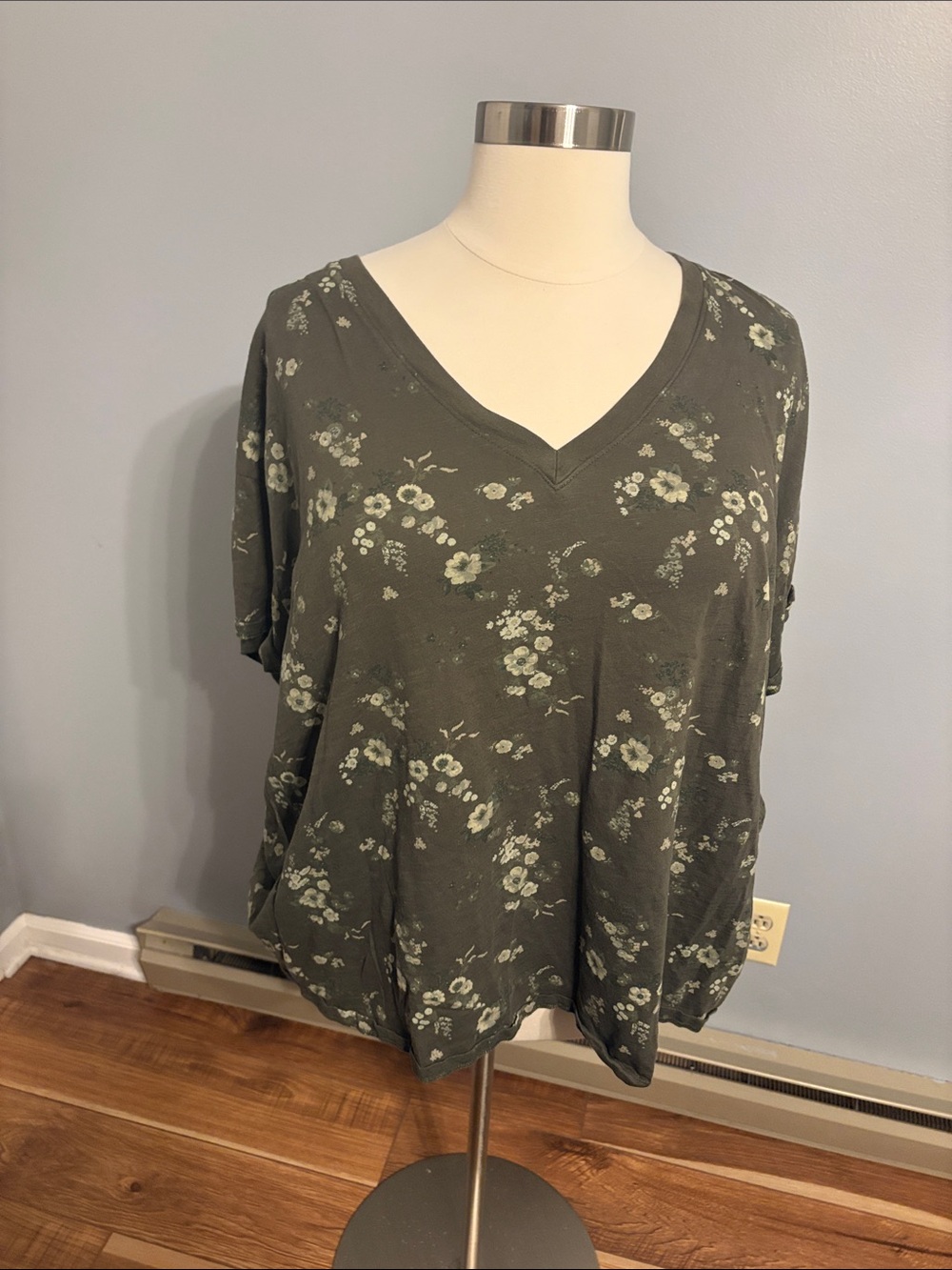 torrid Olive Green Floral V-Neck Short Sleeve Tee